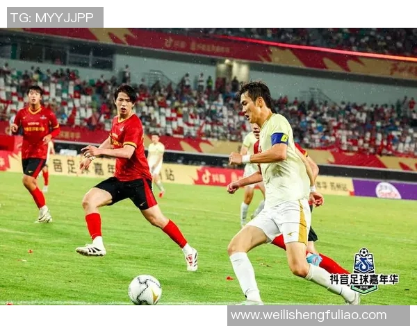 不努力的足球明星如何在赛场上依然闪耀光芒的背后故事