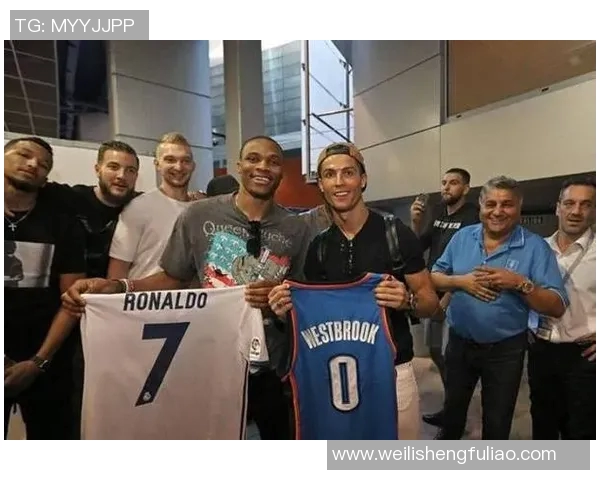 女子与足球明星亲密合影展现运动魅力与风采的精彩瞬间