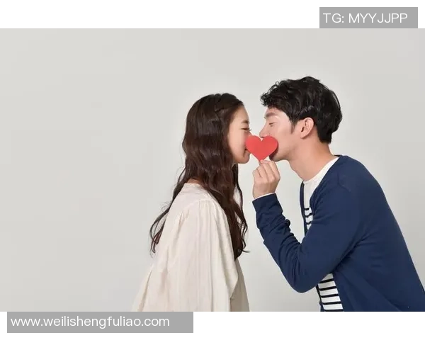 美女与足球明星甜蜜亲吻瞬间引发热议，爱情与运动的完美结合