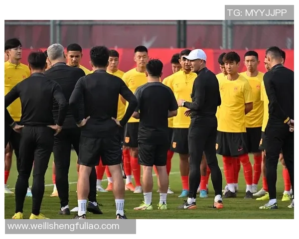 足球明星与国足亲密互动瞬间展现团结与梦想的力量 足球明星与国足亲密互动瞬间展现团结与梦想的力量