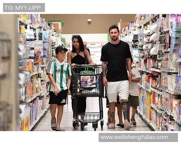 足球明星入场时携带奢华包包展现个性风格引发时尚热潮 足球明星入场时携带奢华包包展现个性风格引发时尚热潮