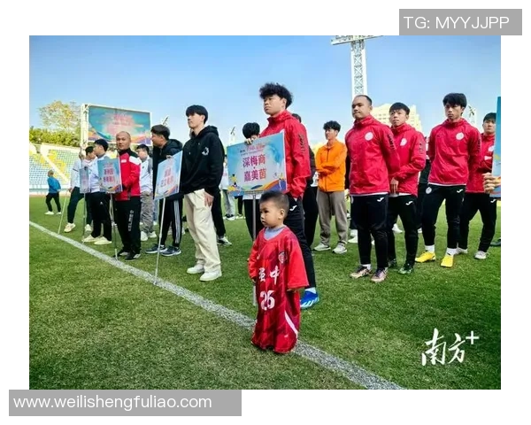 足球明星齐聚盛典精彩出场仪式点燃全场热情与期待 足球明星齐聚盛典精彩出场仪式点燃全场热情与期待